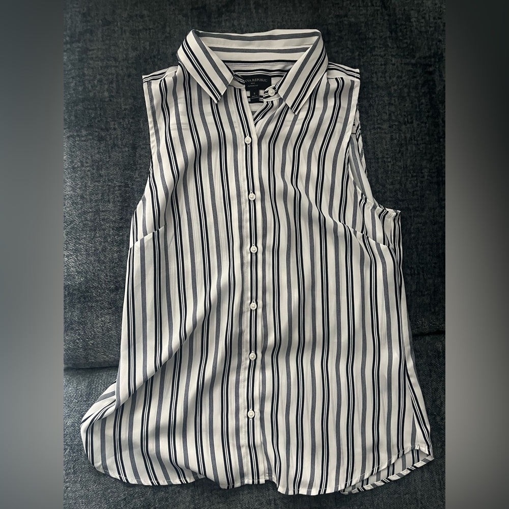 Striped Sleeveless Button-Up tank top. Banana Republis Size S